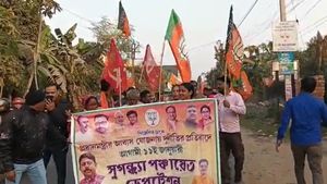 বিজেপির মিছিলে সিপিএমের পতাকা ঘিরে হুলুস্থূল-কাণ্ড, পঞ্চায়েত নির্বাচনের আগে বিতর্ক হুগলিতে