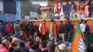 শুভেন্দুর বিরুদ্ধে ক্ষোভ উগরে পদত্যাগ সৌমিত্রের! পঞ্চায়েতের আগে ভাঙন বিজেপিতে 