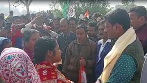 TMC: রাস্তা নেই-বাড়ি নেই, দিদির দূত কর্মসূচিতে বিধায়ককে ঘিরে দফায় দফায় বিক্ষোভ 