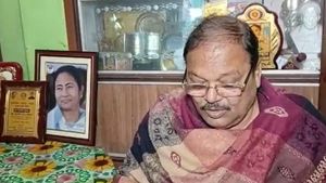 কন্যা সহ ১৯ জনকে অর্থের বিনিময়ে চাকরি! অভিযোগ উঠতেই দলেরই বিরুদ্ধে বিস্ফোরক তৃণমূল নেতা