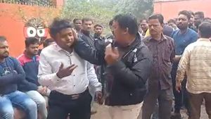 ‘দিদির দূতে’র সামনেই বাগিয়ে থাপ্পড় তৃণমূলকর্মীর, অভিযোগকারীর কাছে ক্ষমাপ্রার্থনা মন্ত্রীর 