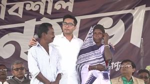 কারা হবেন পঞ্চায়েত ভোটে তৃণমূলের মুখ, কেশপুরের মঞ্চে তুলে স্পষ্ট করে দিলেন অভিষেক