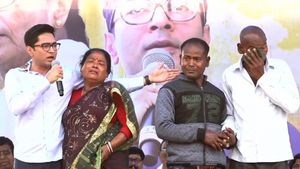 নিহত রাজবংশী যুবকের মায়ের চোখের জল মুছিয়ে দিলেন অভিষেক, কেন্দ্রকে ৪৮ ঘণ্টা সময়