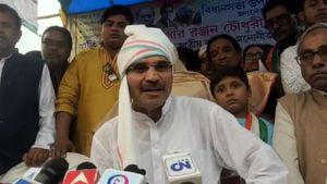 অভিষেকের 'স্বীকারোক্তি' কংগ্রেস জিতবে! দিদির সঙ্গেও কং-প্রার্থীর ছবি আছে, 'খোকাবাবু'কে জবাব অধীর চৌধুরীর 