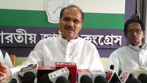 সাগরদিঘিতে অধীরের হাতিয়ার আনিস খান! কেন রাতের অন্ধকারে গ্রেফতার কংগ্রেস নেতা, প্রশ্ন সালেম খানের