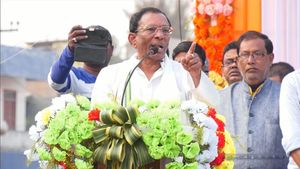 'গরুকে আঁকড়ে ভালবাসতে গিয়েছিলেন, গুঁতিয়ে দিয়েছে', প্রধানমন্ত্রীকে অশালীন আক্রমণ অখিল গিরির 