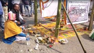 বার বার বলেও হয়নি! ঢাক-ঢোল নিয়ে ব্রিজের ওপরে শ্রাদ্ধ অনুষ্ঠানের আয়োজন