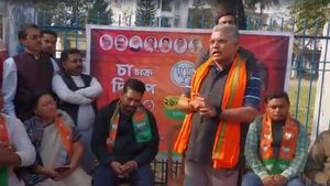 তৃণমূলকে ফাঁকা মাঠে গোল দিতে দেব না, শিলিগুড়ির চা চক্রে যোগ দিয়ে বার্তা দিলীপের