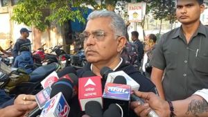 নেতাদের দরজায় লাথি মারুন, রাস্তায় বের হলে গাছে বেঁধে রাখার নিদান দিলীপ ঘোষের 