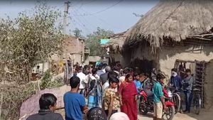 বাবা করেন ফেরি! বাংলার সিভিল সার্ভিসে সাফল্য টালির ছাদের মিজানুরের 