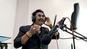 চেহারা ও গানে অবিকল কুমার শানু,  সোশ্যাল মিডিয়ায় ভাইরাল রামপুরহাটের কাজিবর