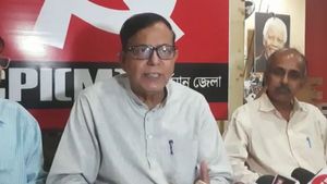 আদানির সঙ্গে লিপস অ্যান্ড বাউন্ডসের তুলনা! কার্তিক ব্যানার্জির জমি 'দখলে' বাধায় কৃষকসভাকে কুর্ণিশ মহঃ সেলিমের 