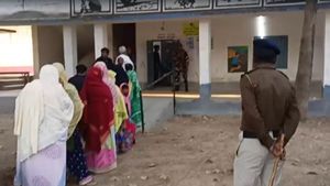 বুথের ভেতরে ভোটারদের চা খাওয়ালেন তৃণমূলের পোলিং এজেন্ট, নকল ইভিএমে ভোটারদের প্রভাবিত করার অভিযোগ