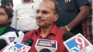 ভাইয়ের জন্য বোন কীভাবে এগিয়ে এল! তৃণমূল-বিজেপির জোট শুভ হোক, বললেন অধীর 