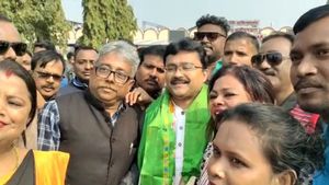 তৃণমূলে যোগ দিয়েও পতাকা নিলেন না বিজেপি বিধায়ক! দলবদলে চড়ছে জল্পনার পারদ