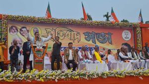 মাটির নীচে থেকে টাকা উদ্ধারের হুঙ্কার, এবার কাকে নিশানা করলেন শুভেন্দু