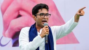শুভেন্দুর ডেরায় হানা 'ভাইপো'-র, 'নন্দীগ্রাম চলো' মিছিলের ডাক অভিষেকের