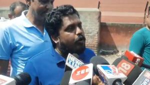 'দাদা দিল্লি চলে যাবেন তাই পাঞ্জাবি নিয়ে এসেছি' একেবারে জেলে ঢুকে কেষ্টকে উপহার যুবকের
