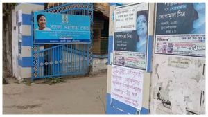 ক্ষমতা হাতে যেতেই ভোলবদল! ঐতিহ্যবাহী ভবনে প্রোমোটারি নিয়ে চুঁচুড়ার চেয়ারম্যানের বিরুদ্ধে পোস্টার 