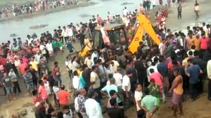 মর্মান্তিক! শিলিগুড়ির মাটিগাড়ায় বালিচাপা পড়ে ৩ শ্রমিকের মৃত্যু, ক্ষতিপূরণের দাবিতে বিক্ষোভ স্থানীয়দের