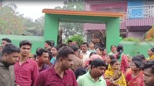 দুর্গাপুরের একই পরিবারের রহস্যমৃত্যু, নেপথ্য নিয়োগ দুর্নীতি? হোয়াটসঅ্যাপ মেসেজ ঘিরে বাড়ছে জল্পনা