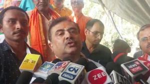 কেন্দ্রীয় প্রকল্পে রাজ্যের দখলদারির অভিযোগে ফের চিঠি! মমতাকে সরাতে নতুন স্লোগান তুললেন শুভেন্দু অধিকারী 