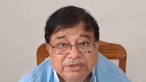 'অনেকের চাকরি করে দিয়েছিলেন বাবাও', বামমন্ত্রী কমল গুহ সম্পর্কে বিস্ফোরক পুত্র উদয়ন