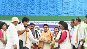 'প্রতিশোধ নিতেই টাকা বন্ধ', বরাদ্দ চেয়ে দিল্লিতে ধর্নায় বসার ডাক অভিষেকের