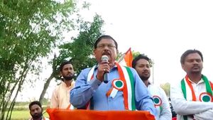 তৃণমূল ছেড়ে কংগ্রেসে যোগদানের হিড়িক, পঞ্চায়েতের আগে ঘরওয়াপসি হেভিওয়েট নেতার