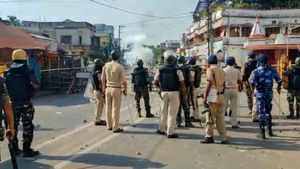 থমথমে গোটা গ্রাম, কালিয়াগঞ্জের রাধিকাপুরে বসল পুলিশ ক্যাম্প, চলছে নাকা চেকিং