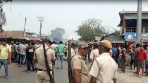 পুলিশকে দেখে নেওয়ার হুঁশিয়ারি বিধায়কের, বনধে ময়নায় বাইকে করে পিকেটিং দিন্দার