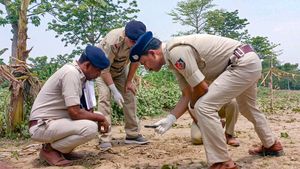 কালিয়াচকের মাঠে মিলল কিশোরীর দেহ! টুইটে তোপ জাতীয় শিশু সুরক্ষা কমিশনের