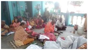 ইদের নমাজ সেরে  হিন্দু 'বাবা'র শেষকৃত্যে ব্যস্ত! মস্তক মুণ্ডনের পরে শ্রাদ্ধ শান্তির কাজে যোগদান যুবকের 
