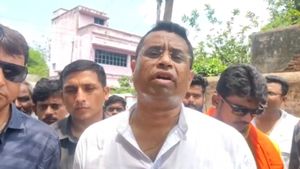 'বিদেশে পালিয়ে যাবে', তৃণমূল কর্মীদের সাবধান করে অভিষেকের বিরুদ্ধে বিস্ফোরক অভিযোগ সৌমিত্র খাঁ-র