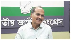 ছক্কা পাঞ্জা করে রাজ্য চালাচ্ছেন মমতা! ব্রিটিশ আমলের সঙ্গে তৃণমূল শাসনের তুলনা অধীর চৌধুরীর 
