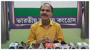 অপদার্থ-অযোগ্য নিজেই স্বীকার করেছেন! নাটুকে মুখ্যমন্ত্রী এবার দেবেন বোমাশ্রী, মমতাকে তীব্র আক্রমণ অধীরের