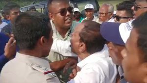 অভিষেকের নবজোয়ারে বিশৃঙ্খলা! নিরাপত্তারক্ষীদের ধাক্কায় আহত রাজ্যের মন্ত্রী 