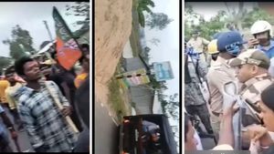 বিজেপির মিছিলে এলোপাথাড়ি বোমা! পরিস্থিতি সামলাতে শূন্যে গুলি কেন্দ্রীয় বাহিনীর
