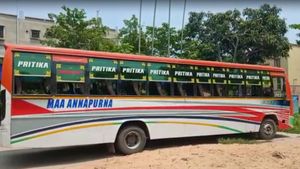 ভিড়ের মধ্যে ব্যাগ উধাও! বাস ঢুকল হাওড়ার থানায়, ঘটনায় হৈচৈ
