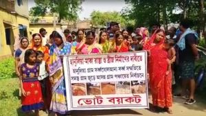 নেই-তালিকায় রাস্তা-সেতু-পানীয় জল! বাঁকুড়ায় গ্রামবাসীদের ভোট বয়কটের ডাকে রাজনৈতিক চাপানউতোর 