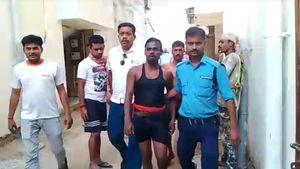 গঙ্গায় ঝাঁপ দিয়েও শেষ রক্ষা হল না আসামীর! ফিরতে হল পুলিশের কাছেই