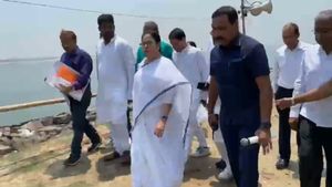 ভাঙন রোধে আরও ১০০ কোটি বরাদ্দ করে মমতা বললেন, '২৪ পর্যন্ত কেন্দ্র টাকা দেবে না'   