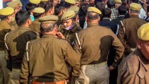 অপরাধ শুধু অটো সরাতে বলা! এরপরেই একজোট হয়ে পুলিশকে বেধড়ক মার চালকদের  