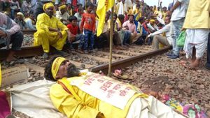 বাংলা বনধের ডাক ১৮ টি আদিবাসী সংগঠনের, ব্যাহত হতে পারে রেল-সড়ক পরিষেবা 