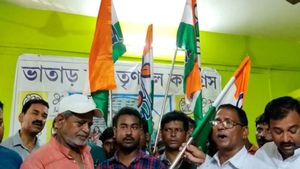 বিজেপিতে বিরাট ভাঙন, পঞ্চায়েত নির্বাচনের আগে দলে দলে যোগদান তৃণমূলে