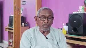 রাষ্ট্রপতি পুরষ্কার প্রাপ্ত প্রাক্তন শিক্ষককে হুমকি! এলাকা ছাড়া করায় নাম জড়াল তৃণমূল নেতার 