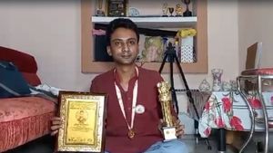 Guinness World Record: সব থেকে ছোট অঙ্কন করে ম্যাজিক বুক অফ ওয়ার্ল্ড রেকর্ডের পুরস্কার ৫ বছরের অর্পণের 