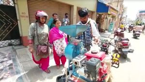 'দুয়ারে ছাতু', গরমে গলা ভেজাতে মোক্ষম ছাতুর সরবত, বর্ধমান শহর সুপার হিট 'বাইক চাকি'
