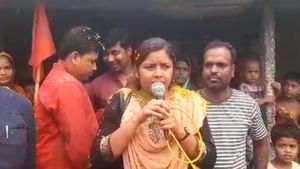 Panchayat Election 2023: দু-পা পিছিয়ে ব্যাট ধরেছে লাল ঝান্ডা, নন্দীগ্রামে ওভার বাউন্ডারি মারবেন মীনাক্ষী 