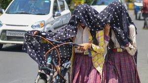 Heat Wave: তেষ্টায় কাঠ গলা, পাহাড়ের কাছে থেকেও ঘামে ভিজছে শরীর